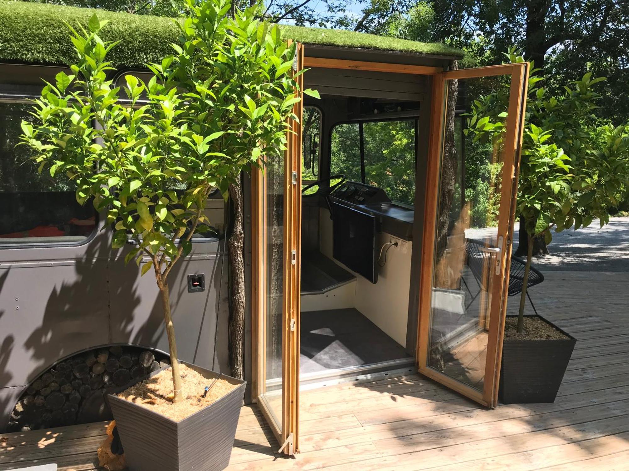 Bus Atypique Au Bord Du Canal Du Midi Et Au Coeur D'Une Foret 2 Chambres Villepinte  Extérieur photo
