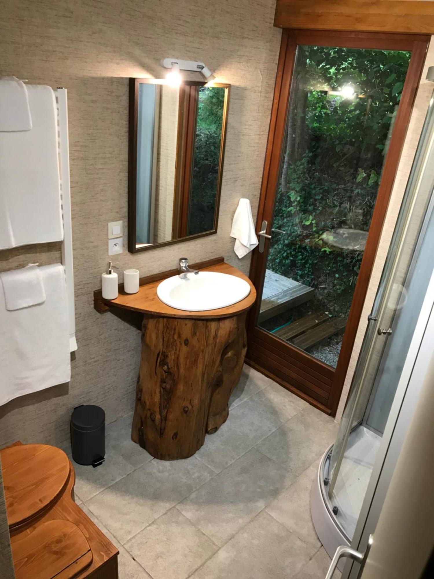 Bus Atypique Au Bord Du Canal Du Midi Et Au Coeur D'Une Foret 2 Chambres Villepinte  Extérieur photo