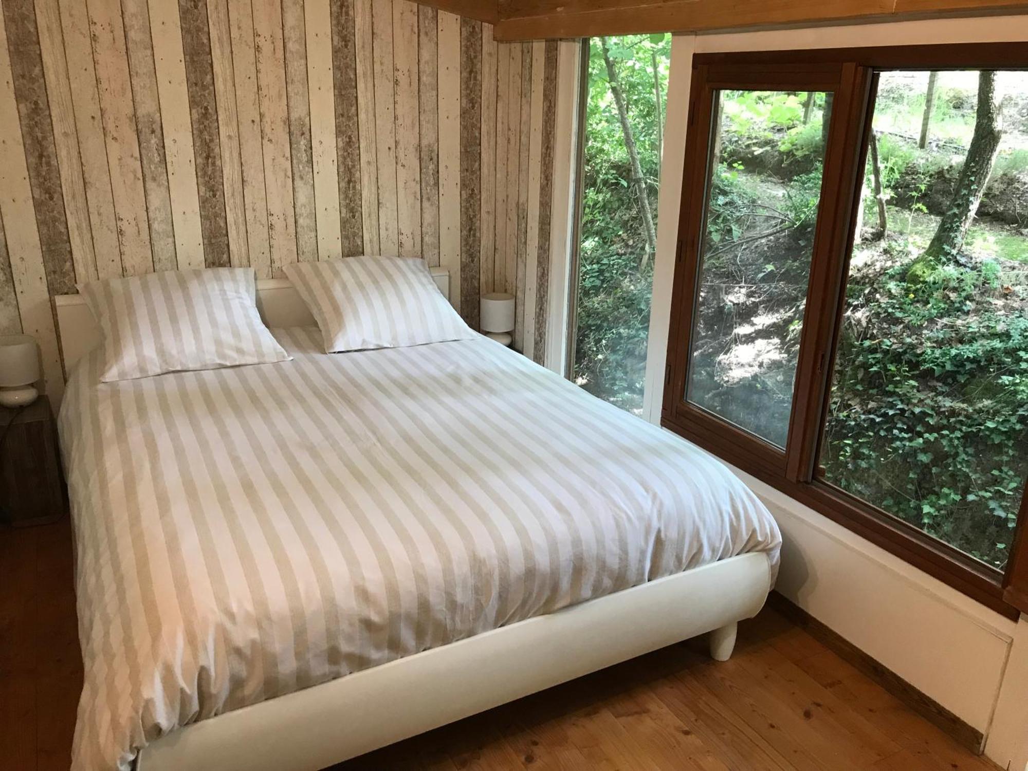 Bus Atypique Au Bord Du Canal Du Midi Et Au Coeur D'Une Foret 2 Chambres Villepinte  Extérieur photo