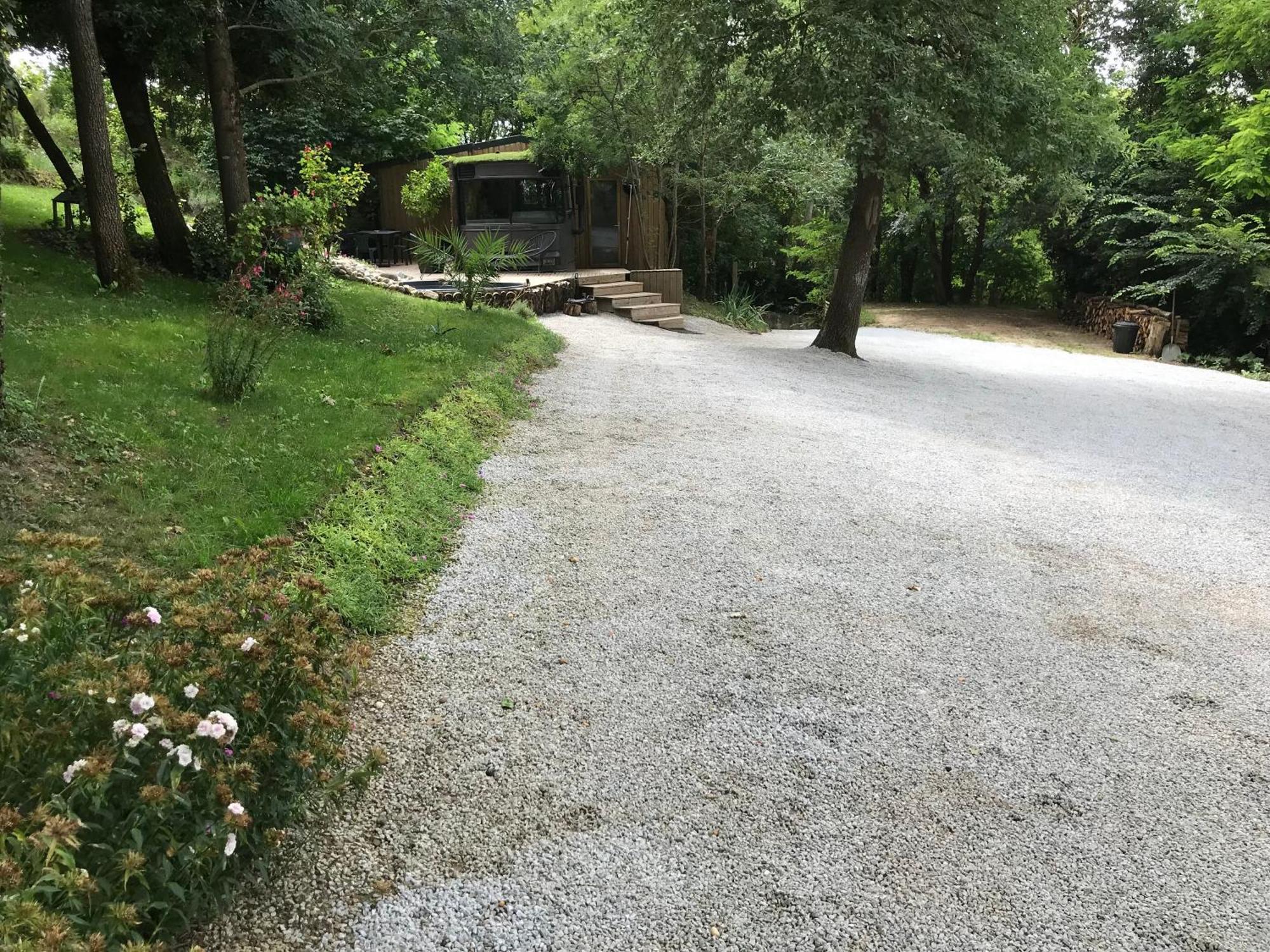 Bus Atypique Au Bord Du Canal Du Midi Et Au Coeur D'Une Foret 2 Chambres Villepinte  Extérieur photo